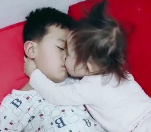 哥哥趁妹妹睡着了偷偷给他化妆,妹妹睡梦中变身“小仙女”
